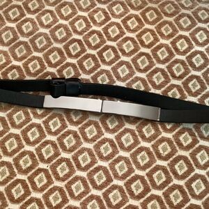 LIKE NEW GAP LEATHER 32” (or adjust to smaller) 1/2” WIDTH BELT W SILVER PLATES